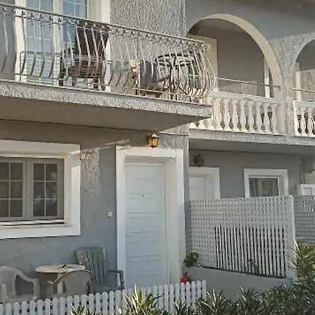 Residents Ionian Argostoli (Kefalonia)